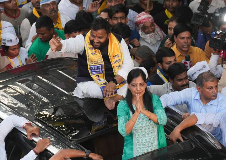 यह पूछे जाने पर कि क्या सुनीता राजनीति में अपनी भूमिका जारी रखेंगी? सीएम केजरीवाल ने कहा, ''जब मुझे गिरफ्तार किया गया था, तो वह मेरे और दिल्ली के निवासियों के बीच एक पुल थीं. यह एक अस्थायी फेज था. उन्हें सक्रिय राजनीति में कोई रुचि नहीं है.
