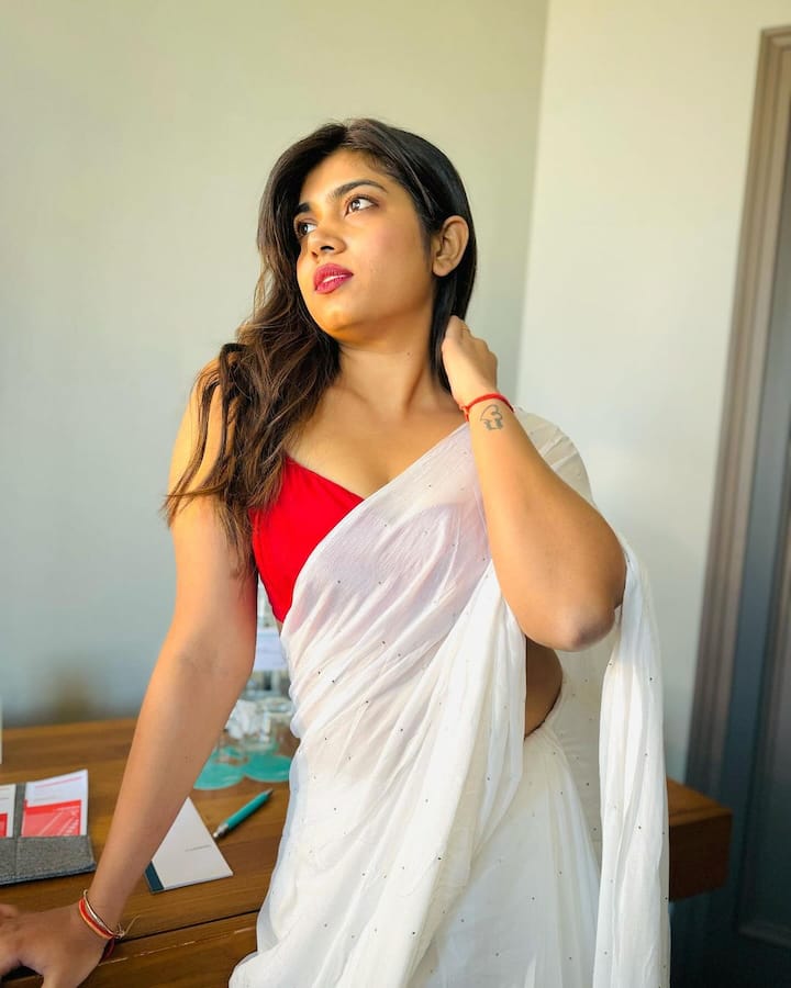 చేతిలో వైన్ గ్లాస్ తో మత్తెక్కించే చూపులతో కుర్రాళ్లను చిత్తు చేస్తోంది. Photo Credit: Rithu_chowdary/Instagram