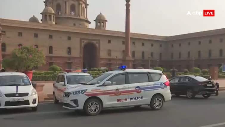 Delhi bomb threat mail to Police Control Room at the North Block Delhi Bomb Threat: दिल्ली में स्कूलों के बाद अब केंद्रीय गृह मंत्रालय को बम की धमकी से हड़कंप, खोज अभियान जारी