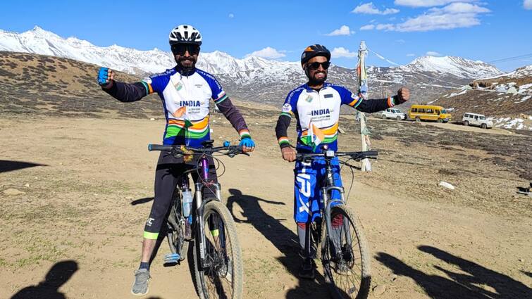 cyclists Jaspreet-Kshitij cycled 630 km reached world highest polling booth Tashigang himachal pradesh Lok Sabha Elections ann Himachal: 630KM साइकिल चला सबसे ऊंचे पोलिंग बूथ टशीगंग पहुंचे साइक्लिस्ट जसप्रीत-क्षितिज, जानें क्यों?