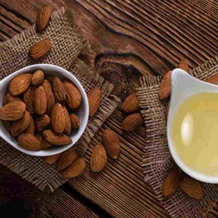 ਜੇਕਰ ਤੁਹਾਡੀਆਂ ਕੂਹਣੀਆਂ, ਹੱਥਾਂ ਅਤੇ ਗੋਡਿਆਂ ਵਿੱਚ ਕਾਲਾਪਨ ਕਾਫ਼ੀ ਵੱਧ ਗਿਆ ਹੈ ਤਾਂ ਬਦਾਮ ਦਾ ਤੇਲ ਇਸ ਸਮੱਸਿਆ ਤੋਂ ਛੁਟਕਾਰਾ ਪਾ ਸਕਦਾ ਹੈ। ਇਸ ਦੇ ਲਈ ਰਾਤ ਨੂੰ ਸੌਣ ਤੋਂ ਪਹਿਲਾਂ ਬਦਾਮ ਦੇ ਤੇਲ ਨੂੰ ਡਬਲ ਬਾਇਲਰ 'ਚ ਗਰਮ ਕਰੋ ਅਤੇ ਇਸ ਨੂੰ ਪ੍ਰਭਾਵਿਤ ਥਾਂਵਾਂ 'ਤੇ ਲਗਾ ਕੇ ਮਾਲਿਸ਼ ਕਰੋ। ਰਾਤ ਭਰ ਇਸ ਤਰ੍ਹਾਂ ਛੱਡ ਦਿਓ। ਇਸ ਉਪਾਅ ਨੂੰ ਨਿਯਮਿਤ ਤੌਰ 'ਤੇ ਕਰਨ ਨਾਲ ਤੁਹਾਨੂੰ ਜਲਦੀ ਹੀ ਚੰਗੇ ਨਤੀਜੇ ਮਿਲਣਗੇ।