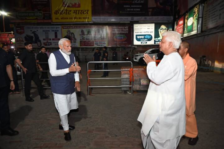 मंगलवार के दिन बड़ी संख्या में संकट मोचन मंदिर में दर्शन करने के लिए हनुमान भक्त पहुंचे थे. इस दौरान प्रधानमंत्री मोदी ने सभी का हाथ जोड़कर अभिवादन भी स्वीकार किया.