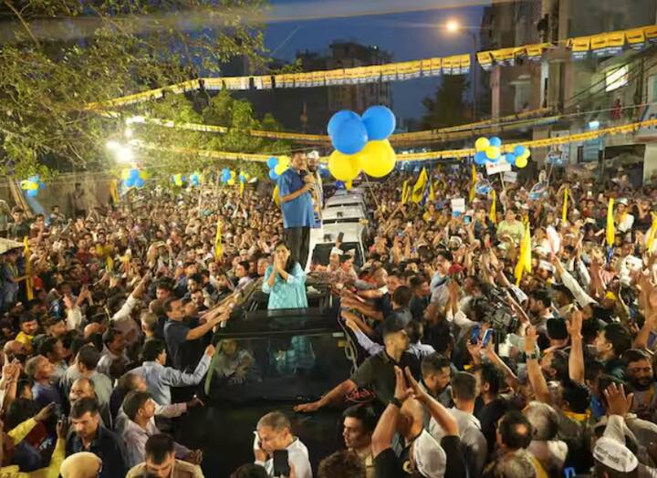 ਦਿੱਲੀ ਦੇ ਸੀਐਮ ਨੇ ਕਿਹਾ, ਹੁਣ ਇਹ ਕਹਿ ਰਹੇ ਹਨ ਕਿ ਕੇਜਰੀਵਾਲ ਨੂੰ 2 ਤਰੀਕ ਨੂੰ ਫਿਰ ਜੇਲ੍ਹ ਜਾਣਾ ਪਵੇਗਾ। ਜੇ ਤੁਸੀਂ ਕਮਲ ਦਾ ਬਟਨ ਦਬਾਓਗੇ ਤਾਂ ਮੈਨੂੰ ਜੇਲ੍ਹ ਜਾਣਾ ਪਵੇਗਾ। ਜੇਕਰ ਤੁਸੀਂ ਇੱਥੇ ਪੰਜੇ ਦਾ ਬਟਨ ਦਬਾਇਆ, ਤਾਂ ਮੈਨੂੰ ਜੇਲ੍ਹ ਨਹੀਂ ਜਾਣਾ ਪਵੇਗਾ। ਇਨ੍ਹਾਂ ਨੇ ਕੇਜਰੀਵਾਲ ਨੂੰ ਜੇਲ੍ਹ ਭੇਜ ਦਿੱਤਾ। ਮਨੀਸ਼ ਸਿਸੋਦੀਆ ਨੂੰ ਜੇਲ੍ਹ ਵਿੱਚ ਬੰਦ ਕਰ ਦਿੱਤਾ ਗਿਆ। ਸੰਜੇ ਸਿੰਘ ਅਤੇ ਸਤੇਂਦਰ ਜੈਨ ਨੂੰ ਜੇਲ੍ਹ ਵਿੱਚ ਬੰਦ ਕਰ ਦਿੱਤਾ ਗਿਆ। ਹੁਣ ਮੇਰੇ ਪੀਏ ਨੂੰ ਵੀ ਜੇਲ੍ਹ ਵਿੱਚ ਪਾ ਦਿੱਤਾ ਗਿਆ ਹੈ।