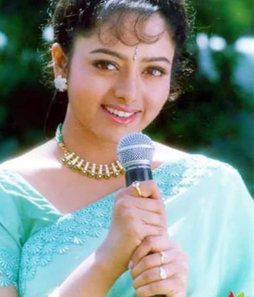 हालांकि सौंदर्या बचपन में डॉक्टर बनने का सपना देखती थीं लेकिन किस्मत में तो एक्ट्रेस बनना लिखा था. सौंदर्या ने कन्नड़ फिल्म गंधर्व से डेब्यू किया था और ये फिल्म सुपरहिट साबित हुई थी. इसी के साथ सौंदर्या भी रातों-रात साउथ की टॉप एक्ट्रेस बन गई थीं. इसके बाद सौंदर्या ने कभी पीछे मुड़कर नहीं देखा और अपने 10 साल के करियर में करीब 100 से ज्यादा फिल्मों में काम कर दर्शकों के दिलो पर राज किया.