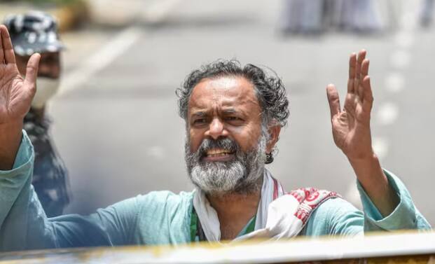 योगेंद्र यादव ने कहा कि बीजेपी की सरकार बन भी जाती है तो बहुत लोकप्रिय मैंडेट नहीं मिलेगा. बंगाल को लेकर योगेंद्र यादव ने कहा कि कांग्रेस बंगाल में डैमेज नहीं कर पा रही है और सीधा मुकाबला बीजेपी और टीएमसी के बीच है. दोनों पार्टी को बराबर सीटें आ सकती हैं.