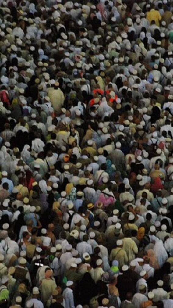 हज की आधिकारिक यात्रा कहां से शुरू होती है?