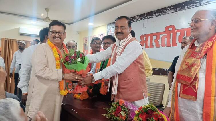 Prayagraj Samajwadi Party Mayor Candidate Ajay Srivastav Join BJP with other leader See Photo ann Lok Sabha Election 2024: प्रयागराज में सपा को बड़ा झटका, पूर्व मेयर प्रत्याशी समेत कई नेता BJP में शामिल