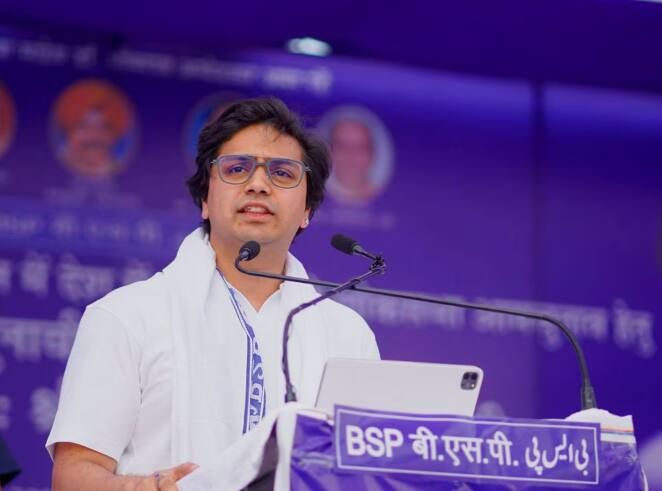 बीएसपी समर्थकों ने ‘यूपी तक’ से बातचीत में कहा कि आकाश आनंद ने अपनी रैली में कुछ भी गलत नहीं कहा था. उनके शब्दों का चयन थोड़ा गलत था.