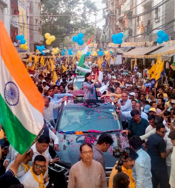 बता दें कि सुनीता केजरीवाल भी आईआरएस अधिकारी रही हैं. सीएम केजरीवाल की गिरफ्तारी के बाद वह आप की राजनीतिक के केंद्र में आ गईं. उन्होंने जेल से सीएम द्वारा भेजे गए संदेश को पढ़ा और पार्टी के लिए रोड शो भी किए.