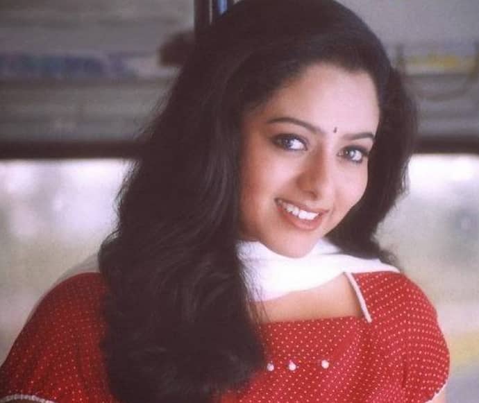 बताया जाता है कि सौंदर्या की मौत की भविष्यवाणी उनके बचपन में ही कर दी गई थी. एक ज्योतिष की भविष्यवाणी के बाद सौंदर्या के माता-पिता ने इसे टालने के लिए बहुत सी पूजा-पाठ भी करवाई. ताकि सौंदर्या के ऊपर से ये संकट टल जाए. लेकिन होनी को जो मंजूर था वो होकर रहा और सौंदर्या का दर्दनाक अंत हुआ.