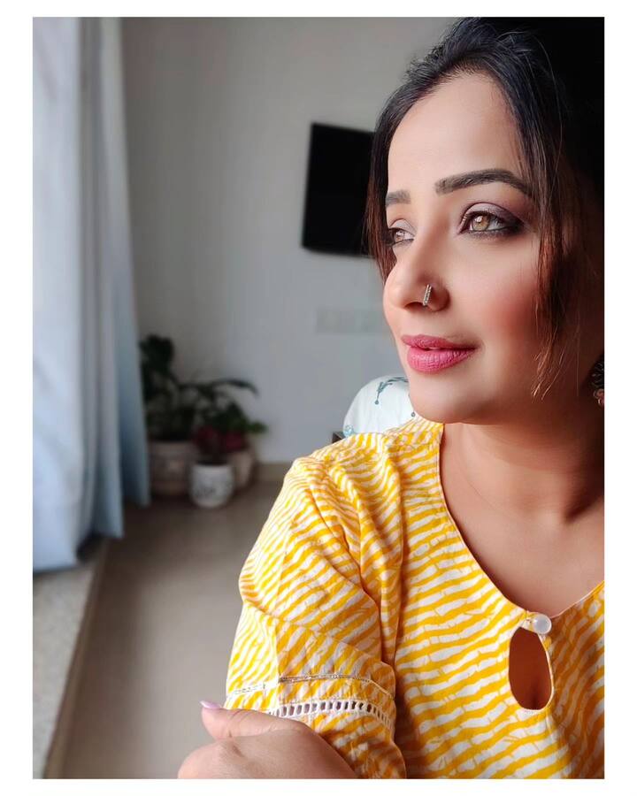 कलर्स मराठीने आज बिग बॉस मराठीचा व्हिडीओ रिलीज केल्यानंतर अपूर्वाने कमेंट केली आहे. तिने आपल्या कमेंट्स मध्ये म्हटले की, फायनली... इसको बोलते है होस्ट.... रितेश सर वेलकम...