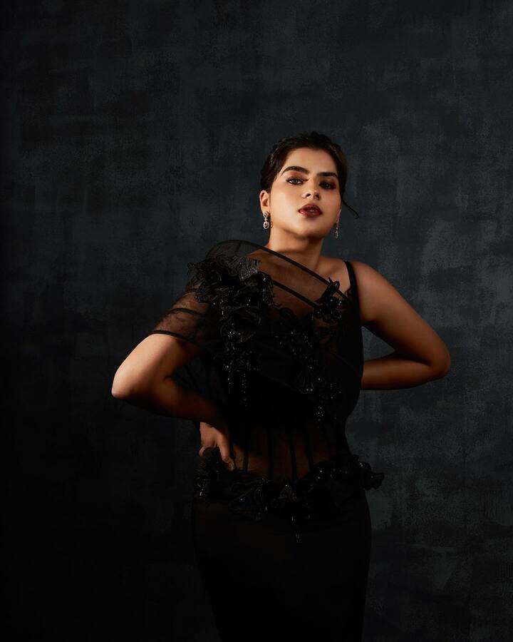డార్క్ లిప్​ స్టిక్​తో మెరిసే మేకప్​ గ్లోతో కావ్య అందంగా కనిపించిది. ఫోటోలకు వివిధ రకాల్లో ఫోజులిచ్చింది. (Images Source : Instagram/Kavya Kalyanram )
