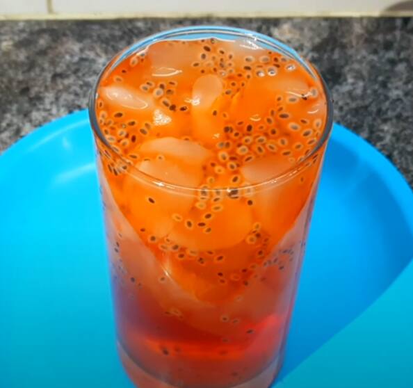 ஐஸ்கட்டிகள் மேல் அரைத்து வைத்த நுங்கை சேர்க்கவும். அதன் மேல நன்னாரி சிரப் சேர்க்கவும்.