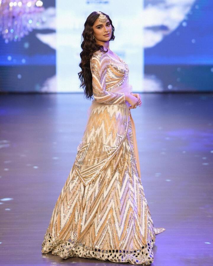 మహారాష్ట్రలోని ముంబయిలో 1998 ఆగస్టు 29న జన్మించింది. బాలీవుడ్ నటుడు మహేష్ మంజ్రేకర్ కూమార్తె ఈమె. 'కక్స్​పర్ష్​' అనే మరాఠీ సినిమాలో కీలకపాత్రలో నటించింది. సల్మాన్​ ఖాన్​ హీరోగా నటించిన 'దబాంగ్​ 3' మూవీతో కెరీర్ ప్రారంభించింది.