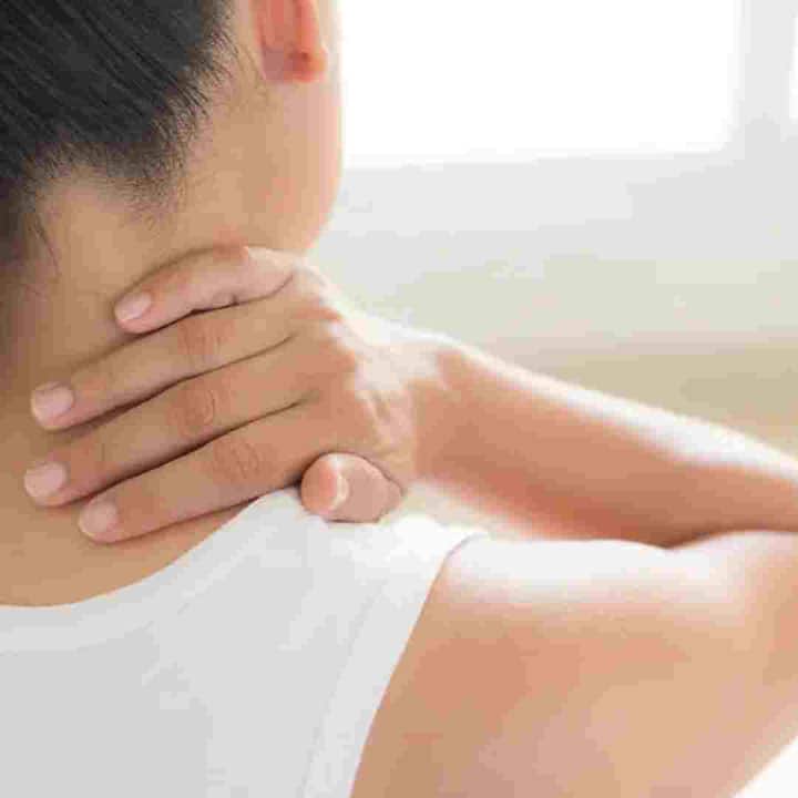 अगर आप लंबे समय तक एक ही स्थिति में बैठकर मोबाइल का इस्तेमाल करते रहेंगे तो जल्द ही आपको सर्वाइकल की समस्या हो सकती है। सर्वाइकल हड्डियों में एक समस्या है जिसके कारण आपको कंधे, गर्दन और सिर में दर्द हो सकता है। कभी-कभी यह दर्द पीठ के निचले हिस्से तक भी फैल सकता है।