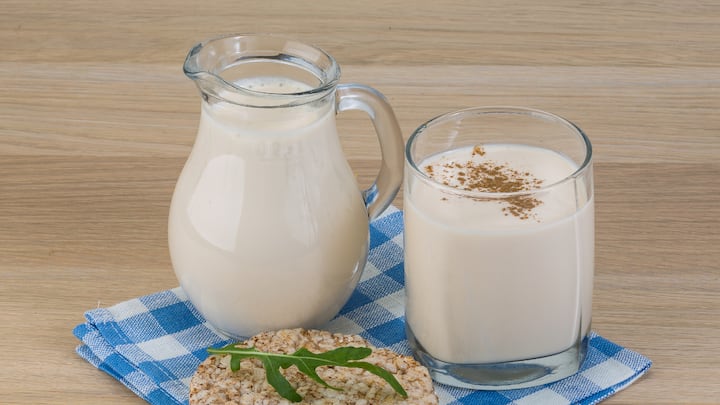 Chaach/Mattha: A popular curd-based drink made with creamy yogurt in the Indian subcontinent, chaach is cooling, refreshing, and low in calories. Made with pure curd and Indian spices, it leaves a refreshing taste. (Image source: getty images)