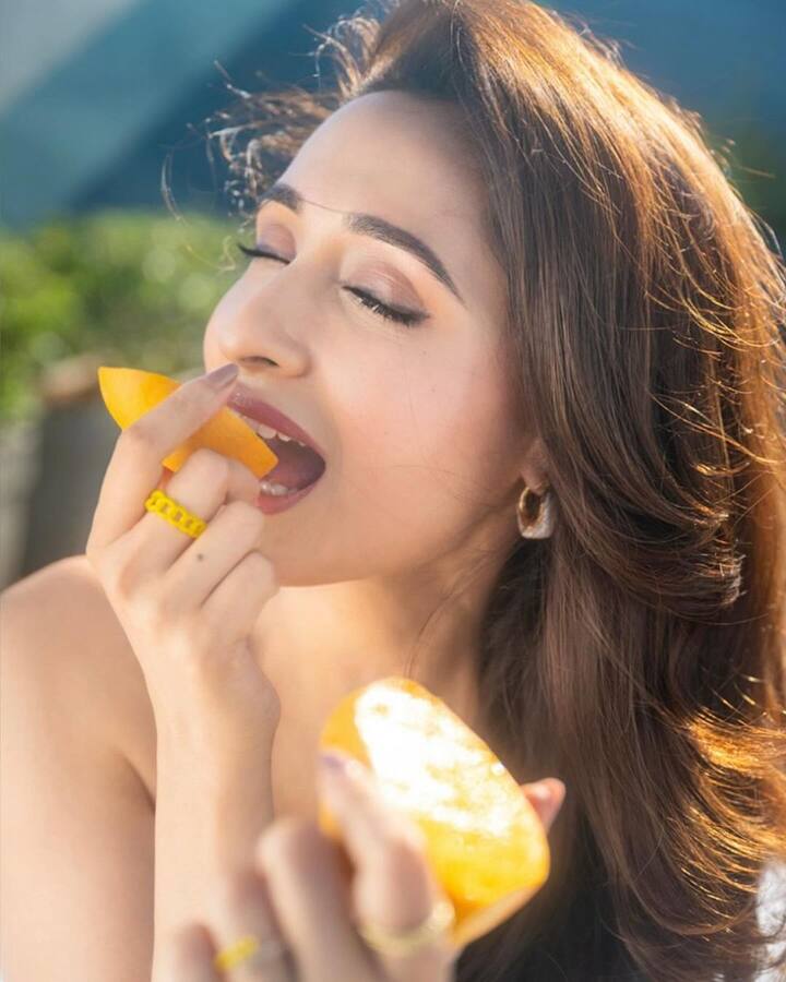 ప్రగ్యా జైస్వాల్ తన లేటెస్ట్ ఫోటోలను ఇన్​స్టాలో షేర్ చేసింది. వాటిలో మ్యాంగోలు తింటూ ఫోటోలకు ఫోజులిచ్చింది.(Images Source : Instagram/Pragya Jaiswal)