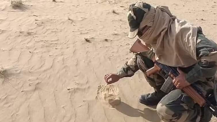 BSF Jawan Baked Papad On Hot Sand In Bikaner Video: ભીષણ ગરમીથી હાહાકાર, BSF જવાને ગરમ રેતી પર શેક્યો પાપડ