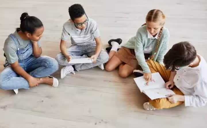 Sitting on Floor: ਲੋਕ ਫਰਸ਼ 'ਤੇ ਜਿਸ ਤਰੀਕੇ ਨਾਲ ਬੈਠਦੇ ਹਨ, ਉਹ ਇੱਕ ਤਰ੍ਹਾਂ ਦਾ ਆਸਣ ਹੁੰਦਾ ਹੈ। ਫਰਸ਼ 'ਤੇ ਬੈਠਣ ਨਾਲ ਲੱਤਾਂ, ਕਮਰ ਅਤੇ ਪੇਟ ਸਣੇ ਸਾਰਾ ਸਰੀਰ ਸਿਹਤਮੰਦ ਰਹਿੰਦਾ ਹੈ।