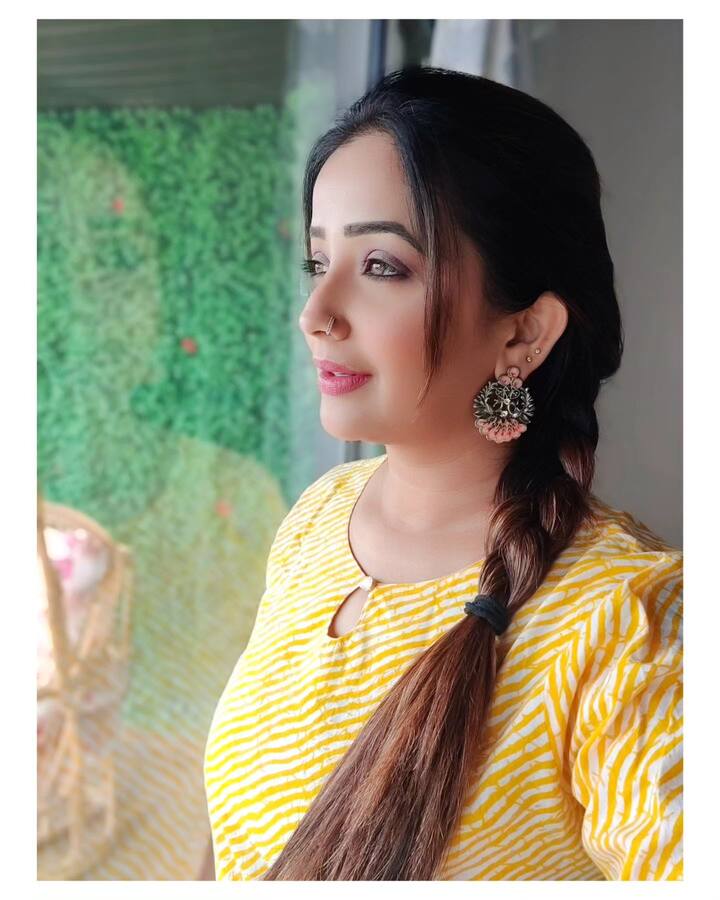 आपल्या सौंदर्याने आणि अदांनी छोटा पडद्यावरील मालिका गाजवणाऱ्या अपूर्वाने बिग बॉस मराठीच्या चौथ्या सीझनमध्ये डावपेच, परफॉर्मेन्सने बिग बॉसच्या घरात आपली छापली सोडली होती. या चौथ्या सीझनमध्ये अपूर्वा नेमळेकरने टॉप 2 स्पर्धकांमध्ये स्थान मिळवले होते.