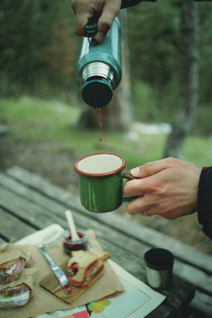 त्यामुळे आणखी अनेक समस्या उद्भवू शकतात.हे आरोग्यासाठी अजिबात चांगले नाही.चहा उकळायला किती वेळ लागेल?  चहा बनवण्यासाठी नेहमी एक चमचा चहाची पत्ती पाणी किंवा दुधात  घालाल तेव्हा ते किमान दोन मिनिटे चांगले उकळू द्या.[Photo Credit : Pexel.com]