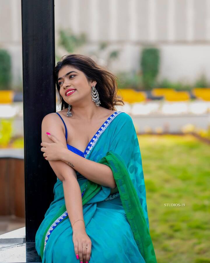 'శ్రీదేవి డ్రామా కంపెనీ', 'జబర్దస్త్' వంటి షోస్తో ప్రేక్షకులను అరిస్తోంది. Photo Credit: Rithu_chowdary/Instagram