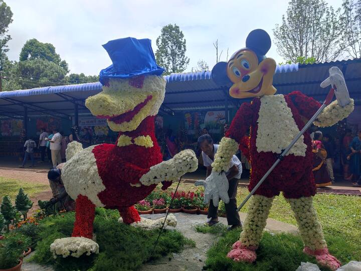 தமிழ்நாடு தோட்டக்கலைத் துறை, வனத்துறை உள்ளிட்ட பல்வேறு துறைகள் இணைந்து மலர் கண்காட்சியை ஏற்பாடு செய்துள்ளனர்