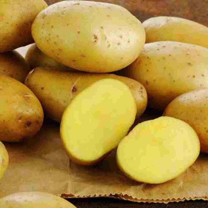 ਤੁਹਾਡੀ ਰਸੋਈ ਵਿੱਚ ਰੱਖੇ ਆਲੂ ਕੂਹਣੀਆਂ, ਗੋਡਿਆਂ ਅਤੇ ਹੱਥਾਂ ਦੇ ਕਾਲੇਪਨ ਨੂੰ ਦੂਰ ਕਰਨ ਵਿੱਚ ਲਾਭਦਾਇਕ ਹੋ ਸਕਦੇ ਹਨ। ਸਭ ਤੋਂ ਪਹਿਲਾਂ ਆਲੂਆਂ ਨੂੰ ਧੋ ਕੇ ਉਨ੍ਹਾਂ ਦੇ ਟੁਕੜੇ ਕਰ ਲਓ ਅਤੇ ਪੀਸਣ ਤੋਂ ਬਾਅਦ ਰਸ ਕੱਢ ਲਓ। ਹੁਣ ਇਸ 'ਚ ਨਿੰਬੂ ਦਾ ਰਸ ਮਿਲਾ ਕੇ ਪ੍ਰਭਾਵਿਤ ਥਾਂਵਾਂ 'ਤੇ ਲਗਾਓ। ਹਫ਼ਤੇ ਵਿੱਚ ਘੱਟੋ-ਘੱਟ 3 ਵਾਰ ਲਗਾਤਾਰ ਇਸ ਉਪਾਅ ਦੀ ਵਰਤੋਂ ਕਰਨ ਨਾਲ ਕੁਝ ਹੀ ਦਿਨਾਂ ਵਿੱਚ ਚਮੜੀ ਦਾ ਰੰਗ ਸਾਫ਼ ਹੋਣਾ ਸ਼ੁਰੂ ਹੋ ਜਾਵੇਗਾ।