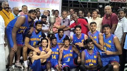 Periyakulam Chennai Indian Bank team won the All India Basketball Final - TNN Periyakulam: அகில இந்திய கூடைப்பந்தாட்ட போட்டி பைனலில் கோப்பையை வென்று அசத்திய இந்தியன் வங்கி அணி