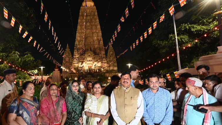 एमपी के मुख्यमंत्री सपरिवार बोधगया पहुंचे, महाबोधि मंदिर में दर्शन के बाद गदगद दिखे सीएम मोहन यादव