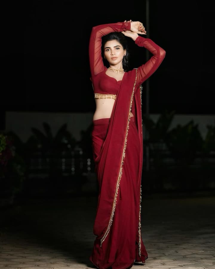 జబర్దస్త్లో లేడి గెటప్స్ ఉన్న టైమ్లో వెళ్లి.. అమ్మాయిలు కూడా కామెడీ చేస్తారని నిరూపించింది. ఇమ్మాన్యేల్ ట్రాక్ ఇప్పటికీ హైలైట్గా నిలుస్తుంది. ఓ యూట్యూబ్ ఛానెల్ని కూడా ఈ రన్ చేస్తుంది.(Images Source : Instagram/Jabardasth Varsha)