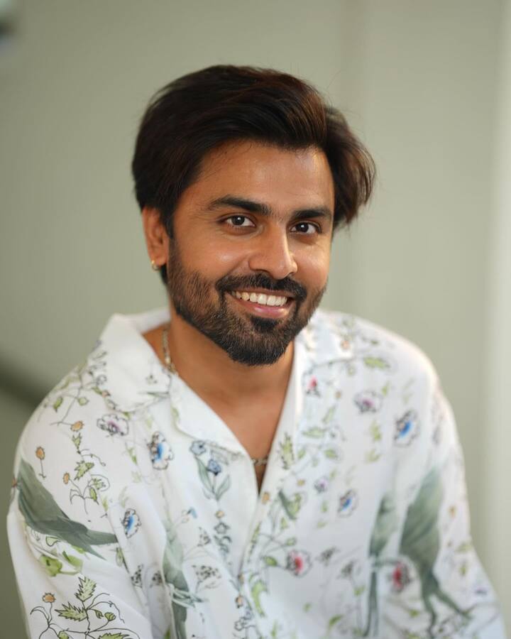 जितेंद्र कुमार (Jitendra Kumar) इस सीरीज में सचिव जी यानी की अभिषेक त्रिपाठी का रोल प्ले करते नज़र आ रहे हैं. एक्टर जितेंद्र कुमार, उन्हें इस बार सचिव जी के रोले के लिए 70 हजार रुपये प्रति एपिसोड फीस दी गई है.