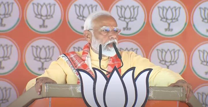 प्रधानमंत्री नरेंद्र मोदी ने कहा कि पाकिस्तान हमें आखें दिखाता था और धमकियां देता था. आज उनकी हैसियत ऐसी हो गई है. जैसा, न घर का ना घाट का वालों की होती है.