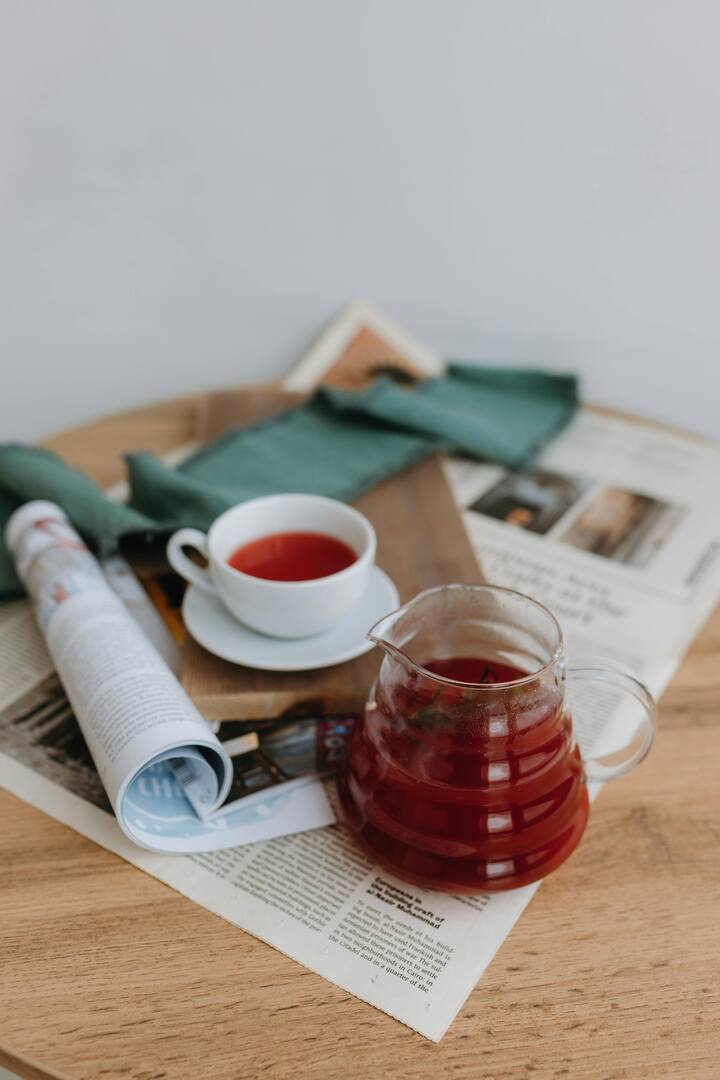 चहा उकळायला लागल्यावर त्यात दालचिनी आणि लवंगा टाकून त्याची चव चांगली येऊ शकते.यामुळे त्याचा वासही चांगला येईल.[Photo Credit : Pexel.com]