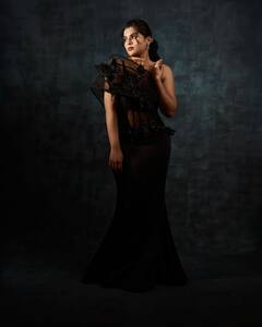 Kavya Kalyanram Photos : కావ్య కళ్యాణ్ రామ్ మొన్ననే బర్త్ డే చేసుకుంది.. ఇప్పుడేమో లేడీ బాంబ్​లా ముస్తాబైంది