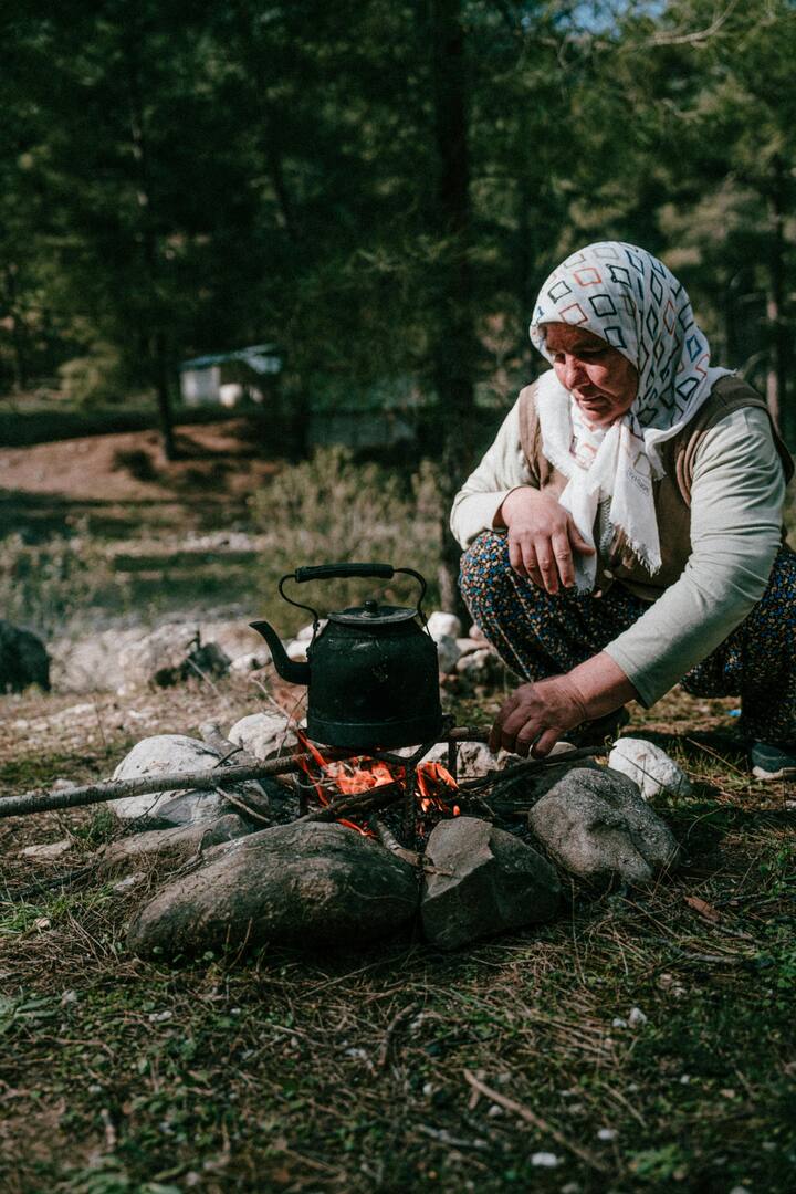जास्त उकळलेल्या चहाचे तोटे: जास्त उकळलेला चहा विषारी बनतो असे आरोग्य तज्ज्ञ सांगतात.हे प्यायल्याने ॲसिडिटीची सर्वात मोठी समस्या उद्भवू शकते.[Photo Credit : Pexel.com]
