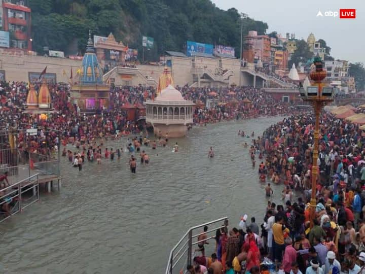 गंगा दशमी पर गंगा स्नान करते समय - गंगां वारि मनोहारि मुरारिचरणच्युतं । त्रिपुरारिशिरश्चारि पापहारि पुनातु मां ।। इस मंत्र का जाप करें. इसके बाद गंगा जी की पूजा करें.