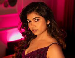 Rithu Chowdary: చేతిలో గ్లాసు, మత్తెక్కించే చూపులు- మెస్మరైజ్ చేస్తున్న ‘జబర్దస్త్‘ రీతూ