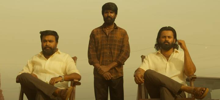 சசிகுமாரும் உன்னி முகுந்தனும் நெருங்கிய நண்பர்களாக இருக்கிறார்கள். இவர்களுக்கு இடையில் சில பிரச்சினை ஏற்படுகிறது. அந்த பிரச்சினை சூரியை நோக்கி வந்து எப்படி முடிகிறது என்பதை கருடனின் கதை.