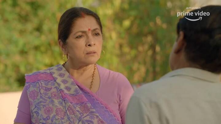 नीना गुप्ता (Neena Gupta) फुलेरा की प्रधान जी का रोल निभाती हैं ,मंजू देवी का किरदार निभा रही हैं. पंचायत-3 के लिए उन्हें हर एपिसोड के लिए 50 हजार रुपये दिए गए हैं.