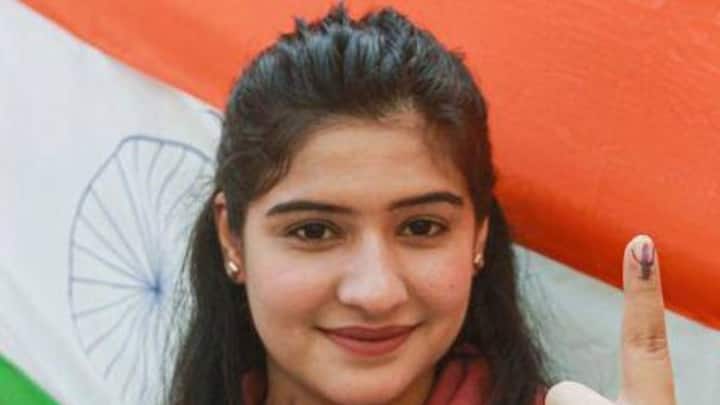 প্রথমত নিজের যথাযথ পরিচয়পত্র দিয়ে সবার প্রথমে ভোটার কার্ড সঙ্গে রাখতে হবে।