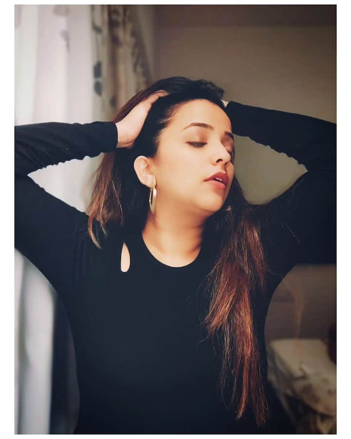 छोट्या पडद्यावर शेवंता म्हणून प्रसिद्ध असलेल्या अपूर्वा नेमळेकरच्या ( Apurva Nemlekar) एका कमेंटवरून धुरळा उडाला आहे.