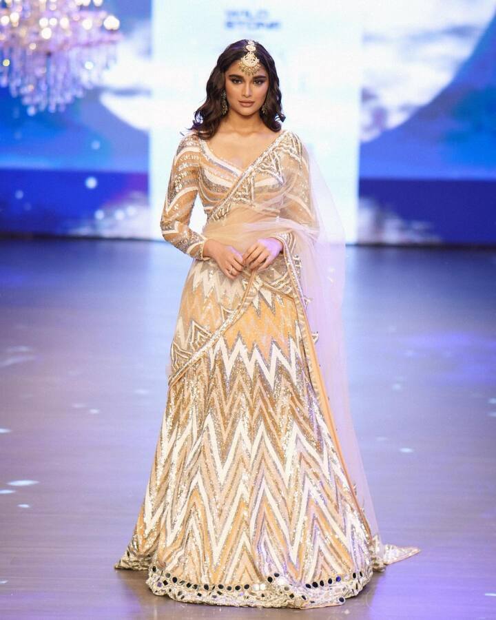 'దబాంగ్​3' తో ఇండస్ట్రీలో అడుగుపెట్టిన సయీ మంజ్రేకర్ టాలీవుడ్ లో వరుస సినిమాలతో బిజీగా ఉంది. తెలుగులో మేజర్ , స్కంద సినిమాల్లో హీరోయిన్ గా నటించింది.