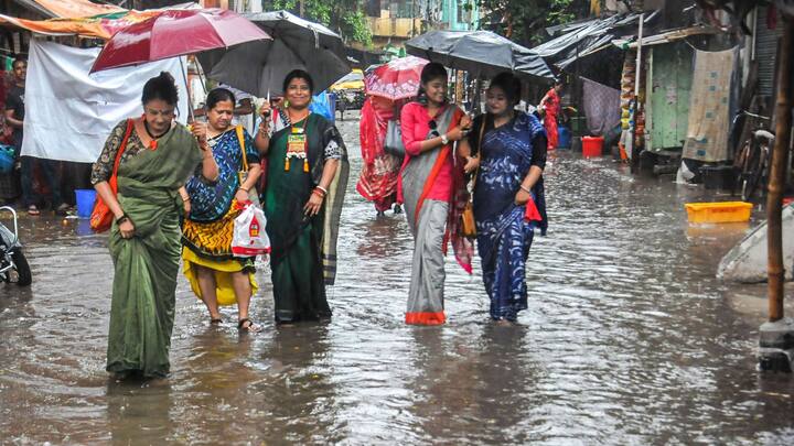 এছাড়া শনিবার কলকাতা সহ দক্ষিণবঙ্গের সব জেলাতেই ৩০ থেকে ৪০ কিলোমিটার বেগে দমকা ঝোড়ো হাওয়া এবং বজ্রবিদ্যুৎ সহ হালকা মাঝারি বৃষ্টির সম্ভাবনা রয়েছে বলে জানিয়েছে আবহাওয়া দফতর।