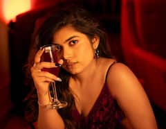 Rithu Chowdary: చేతిలో గ్లాసు, మత్తెక్కించే చూపులు- మెస్మరైజ్ చేస్తున్న ‘జబర్దస్త్‘ రీతూ