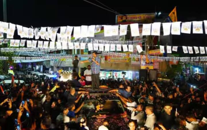 ਦਿੱਲੀ ਦੇ ਸੀਐਮ ਨੇ ਰੋਡ ਸ਼ੋਅ 'ਚ ਮੌਜੂਦ ਲੋਕਾਂ ਨੂੰ ਕਿਹਾ ਕਿ ਹੁਣ ਇਹ ਤੁਹਾਡੇ 'ਤੇ ਨਿਰਭਰ ਹੈ, ਜੇਕਰ ਤੁਸੀਂ ਕਮਲ ਦਾ ਬਟਨ ਦਬਾਓਗੇ ਤਾਂ ਮੈਨੂੰ ਜੇਲ੍ਹ ਜਾਣਾ ਪਵੇਗਾ। ਤੁਸੀਂ ਦੇਖ ਲਓ ਇਨ੍ਹਾਂ ਨੇ ਗੁੰਡਾਗਰਦੀ ਮਚਾਈ ਹੋਈ ਹੈ।