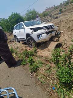 श्री क्षेत्र गहिनीनाथ गडाचे मठाधिपतींच्या कारचा अपघात, महाराज शास्त्रींना पुण्याला हलवणार