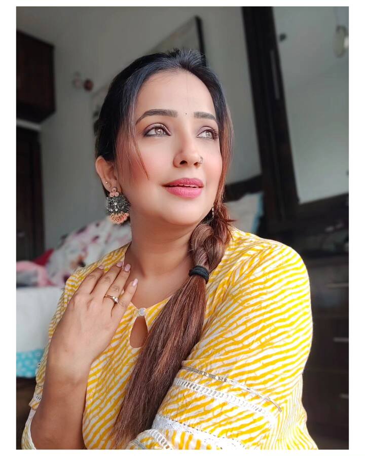 तर, एका युजरने महेश मांजरेकरच चांगले होस्ट असल्याचे म्हटले. काही युजर्सने अपूर्वावर टीका केली. तुझ्यासारख्या स्पर्धकाचा महेश मांजरेकर यांनी माज उतरवला होता म्हणून का...? तर एकाने म्हटले की, तुझ्यासारख्या स्पर्धकाची वाट लावायला महेश मांजरेकरच हवे असेही एकाने म्हटले. महेश मांजरेकर यांनी तुमची मस्त वाट लावली होती असेही एकाने म्हटले.