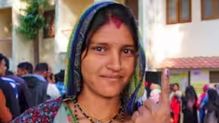 এরপর নির্বাচন কমিশনের ওয়েবসাইটে আপনার ভোটদানের তারিখ ও ভোট কেন্দ্রটি খুঁজে বার করুন।