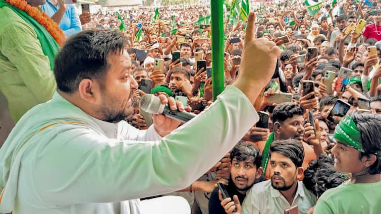 RJD leader Tejashwi Yadav attacked BJP on Lok Sabha elections 2024 and job issue Tejashwi Yadav: 'एक करोड़ नौकरियां मिलेंगी फटाफट फटाफट...', तेजस्वी यादव ने खास अंदाज में कही बड़ी बात